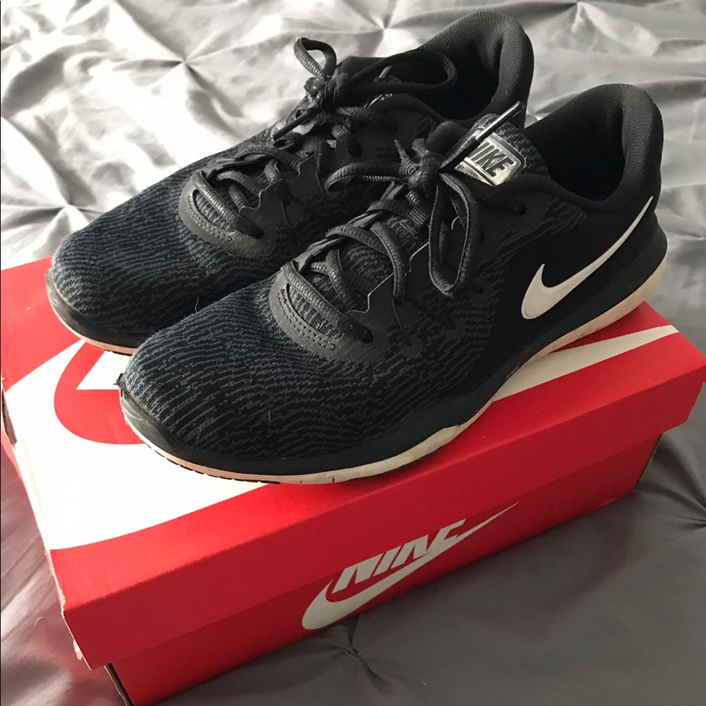 Women’s Nike tennis shoes